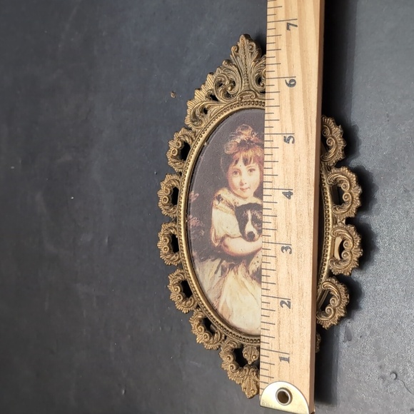 VGT,Set of 2 Oval Metal Ornate Frames with Victorian Art. - Picture 11 of 12
